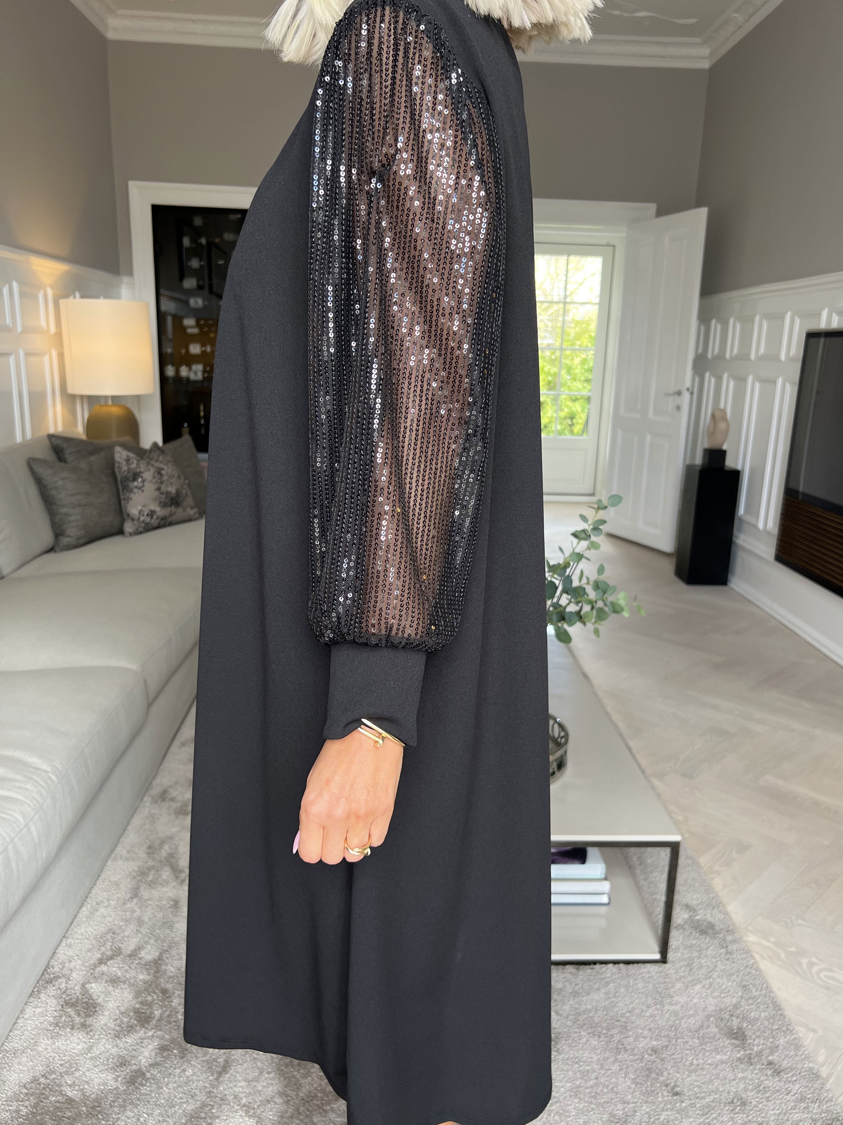 Djamila - Fin klänning med paljettärmar